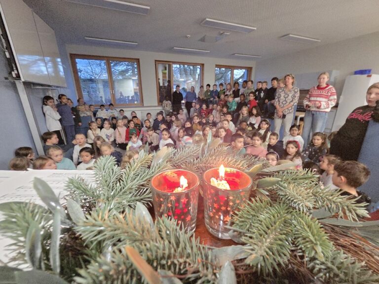 Weihnachtssingen im neuen Klassenhaus