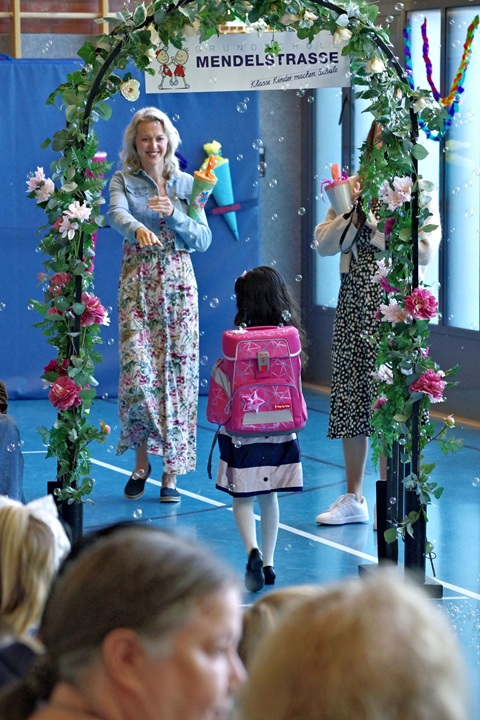 Weihnachtssingen im neuen Klassenhaus